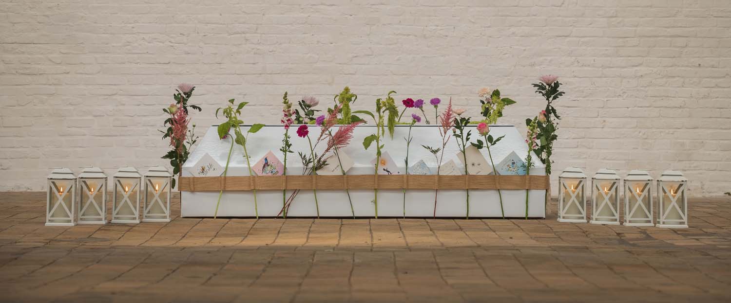 Bloemen en lantaarns bij een afscheid